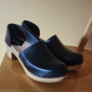 EUC Black BRETT Sandgrens Clogs Size 42